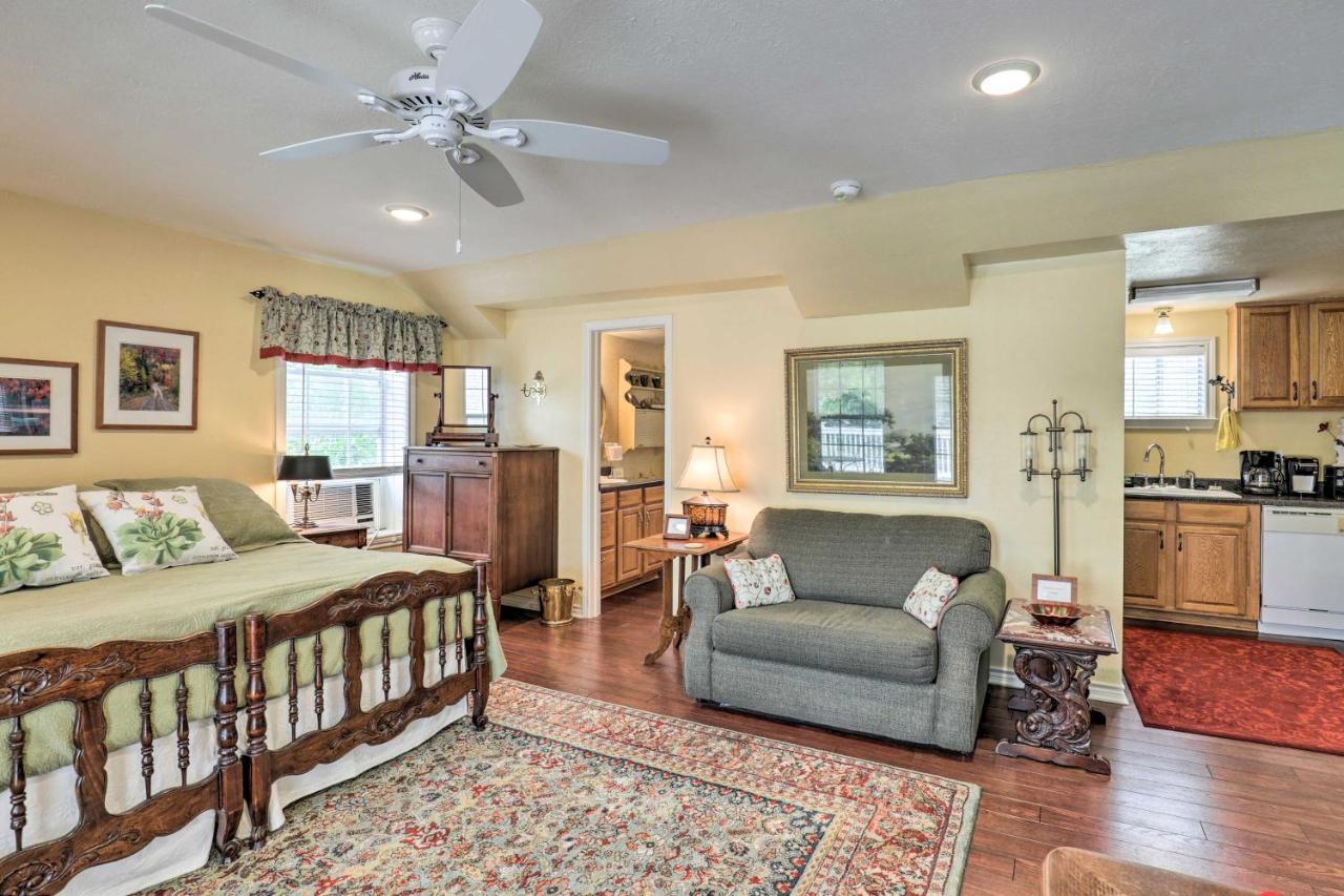 Studio In College Station With Expansive Deck! エクステリア 写真